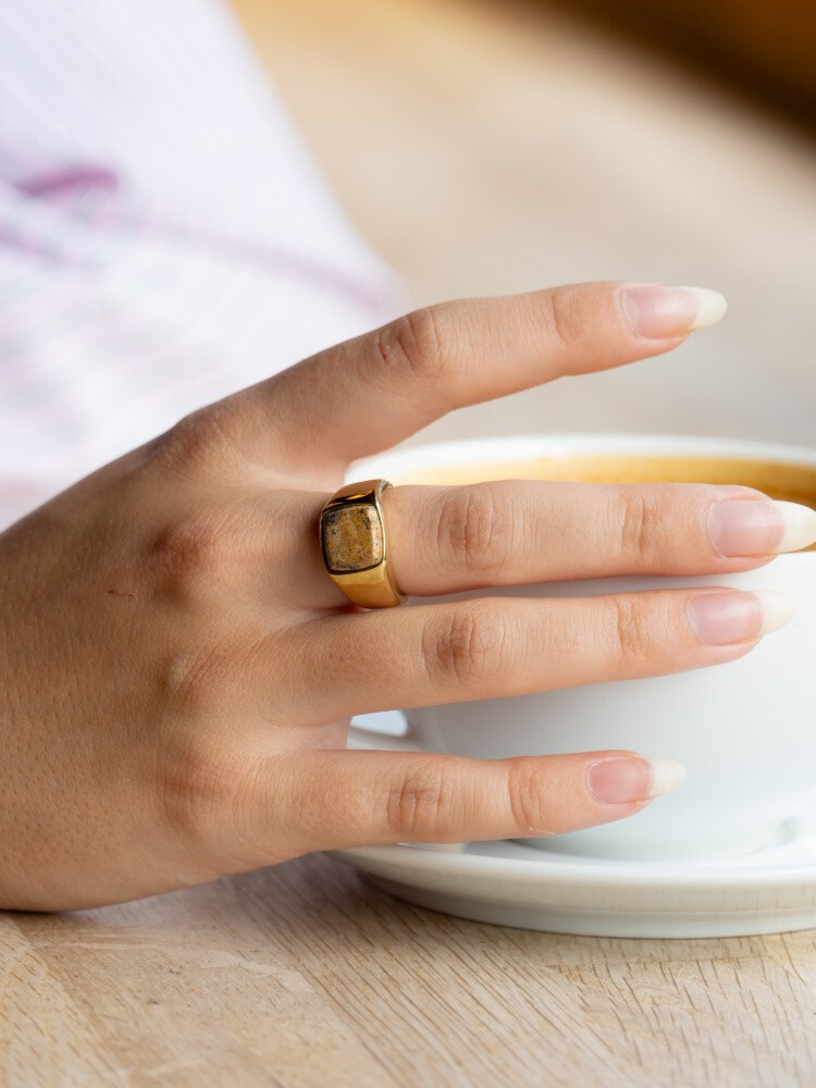 SIGNET RING MINI GOLD W/SAND MARBLE