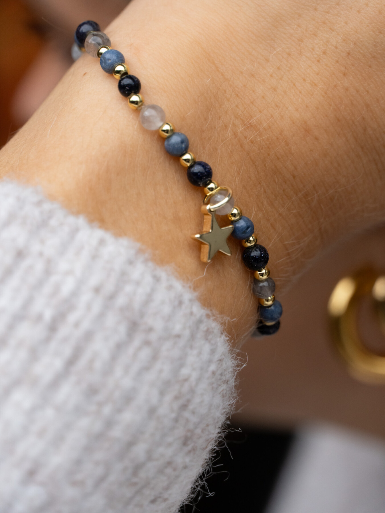 STONE BEAD BRACELET 4mm W/GOLD BEADS BLUE MIX