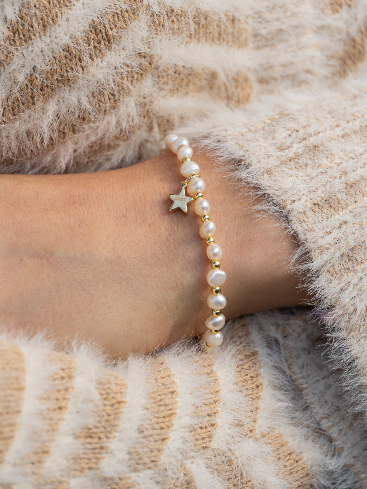 FRESH WATER PEARL BRACELET 4MM W/GOLD BEADS