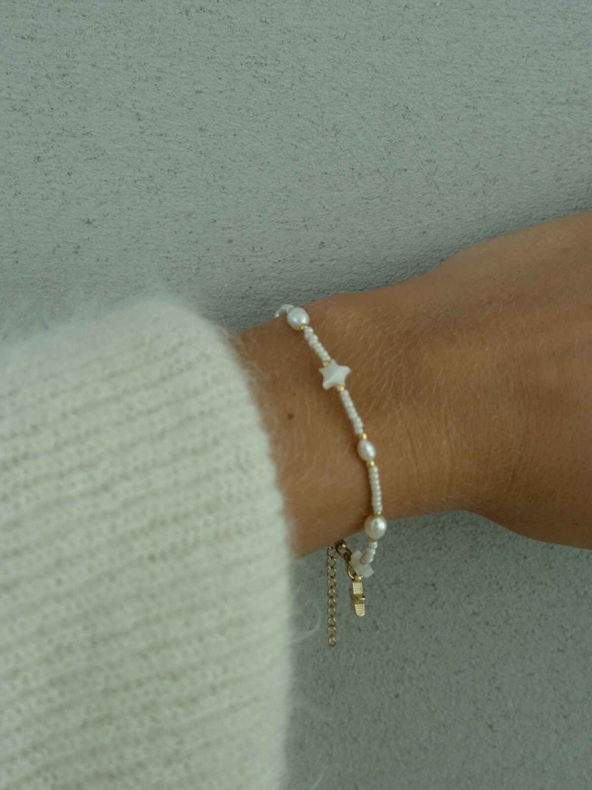 GLASS BEAD BRACELET W/MOP STAR & PEARLS OFF WHITE