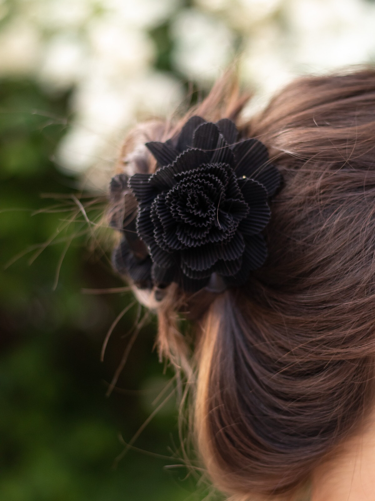 PLISSE FLOWER HAIR CLAW BLACK